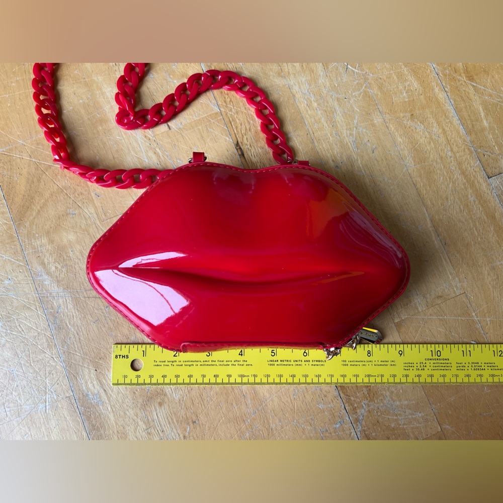 Red Lip-Shaped Women's purse Betsy Johnson vintage - Picture 2 of 16